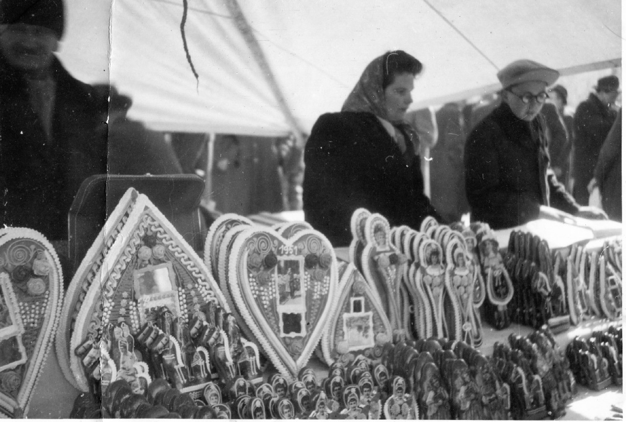 9-mézeskalácsos sátor áruval, 1950