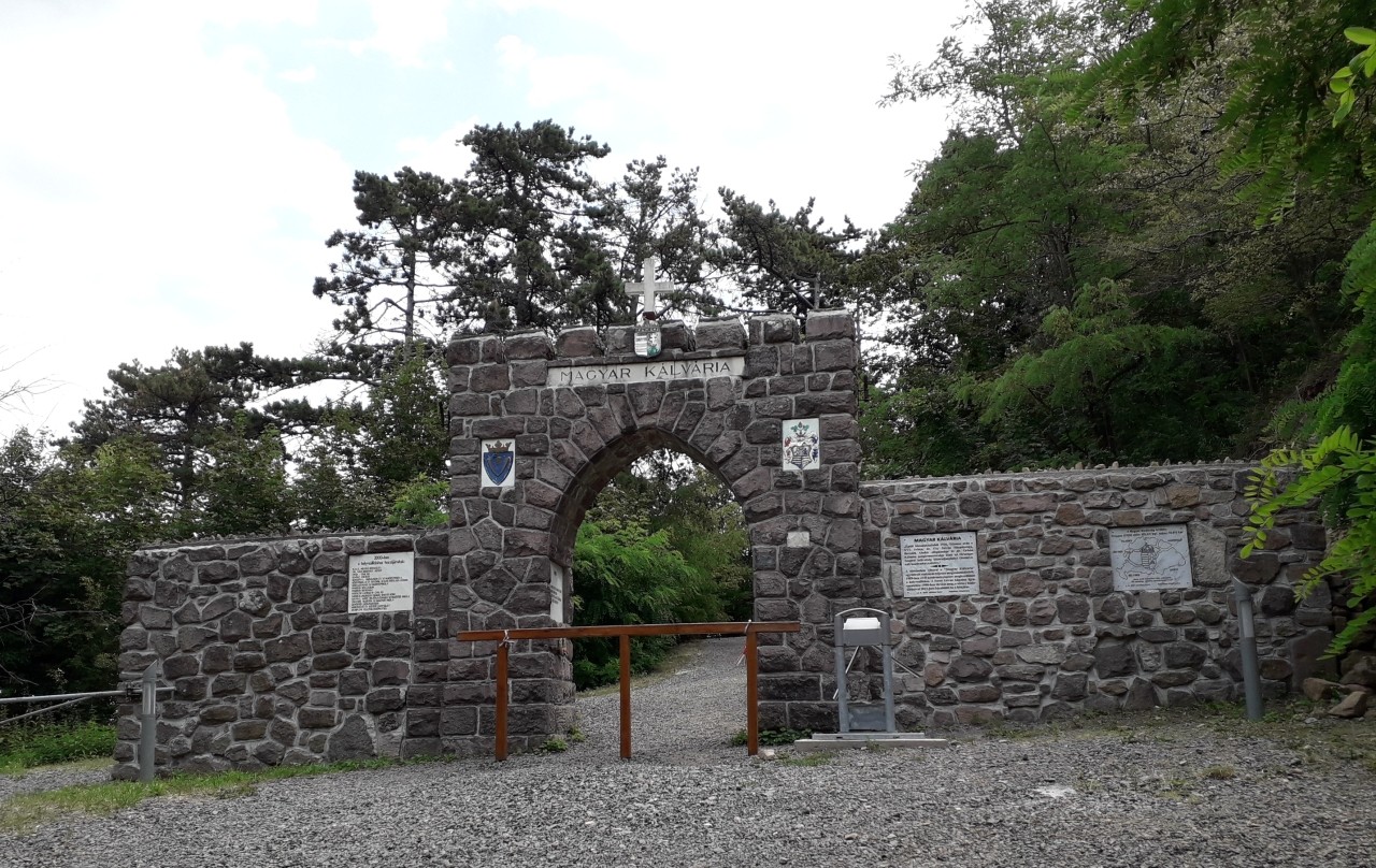 A sátoraljaújhelyi Magyar Kálvária bejárati kapuja