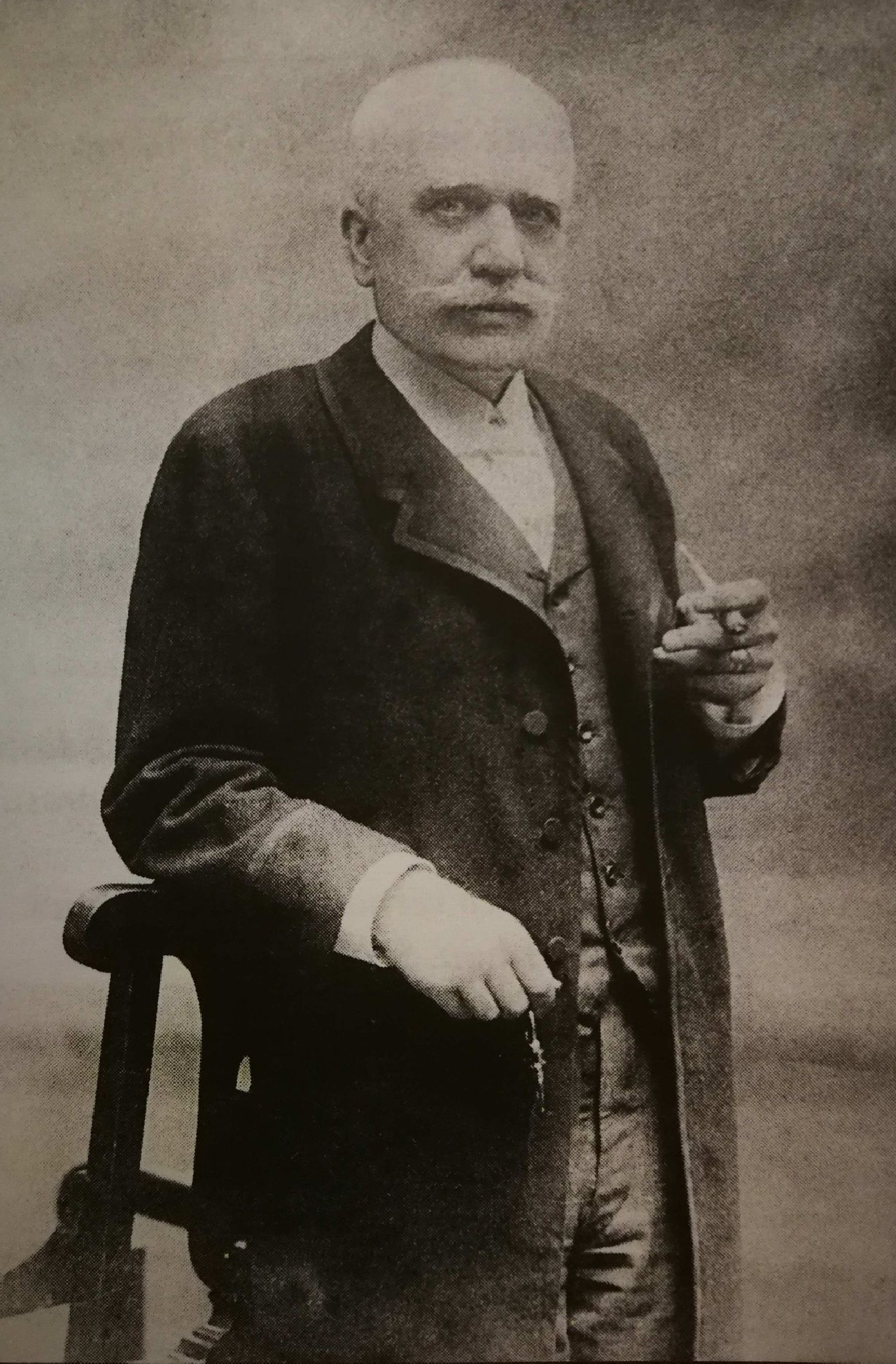Dr. Alexander Béla 1909-ben, Budapesten