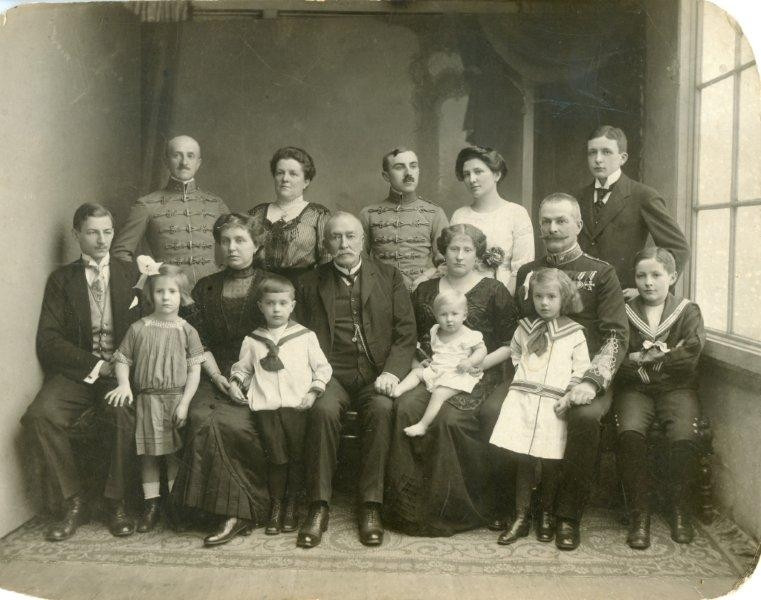 merényi Scholtz Gusztáv családja körében