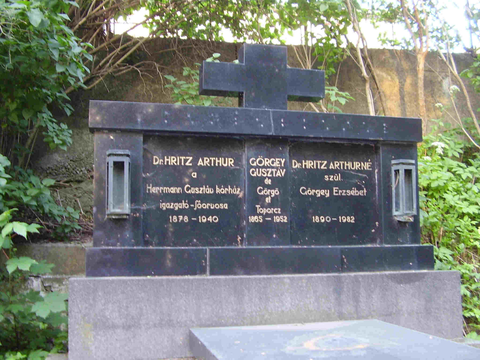 Dr. Hritz Arthur síremléke, mely korábban az evangélikus temetőben állt.