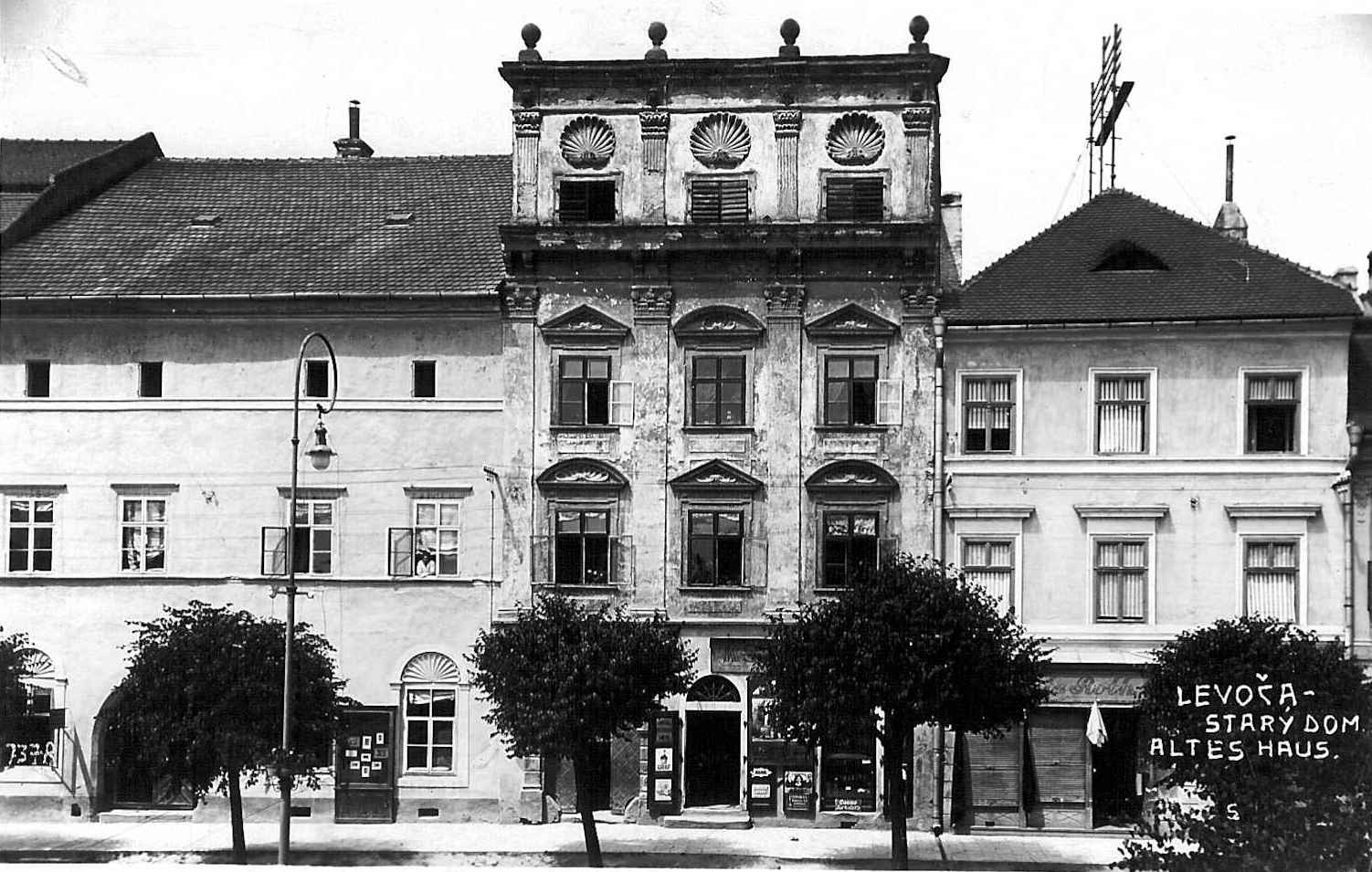 1930.:Körtér, nyugati oldal. A Krupek-Barcs-ház (balra) fehérre meszelve, középen a Spillenberg-ház