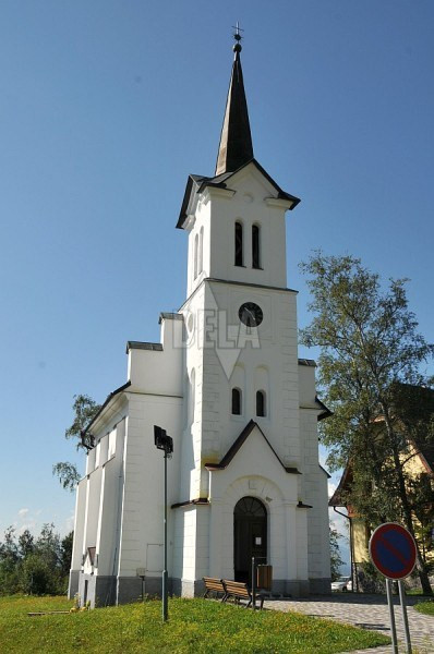 Az újtátrafüredi evangélikus templom (a fehér vagy Szontágh-templomnak is nevezik, 1887-ben épült, homlokzatát nemrég újították fel)
